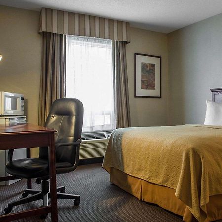 Quality Hotel & Suites Woodstock Bagian luar foto
