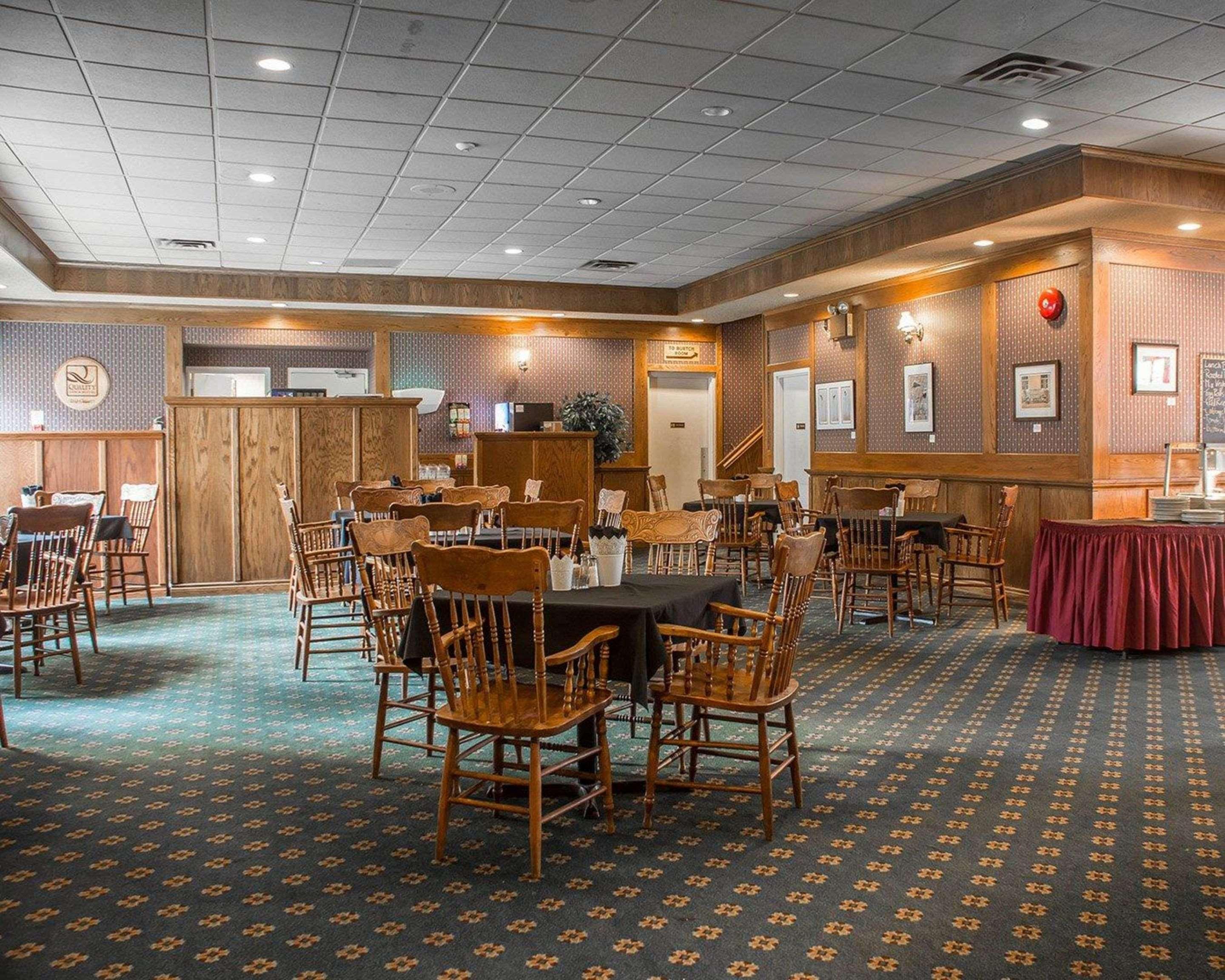 Quality Hotel & Suites Woodstock Bagian luar foto