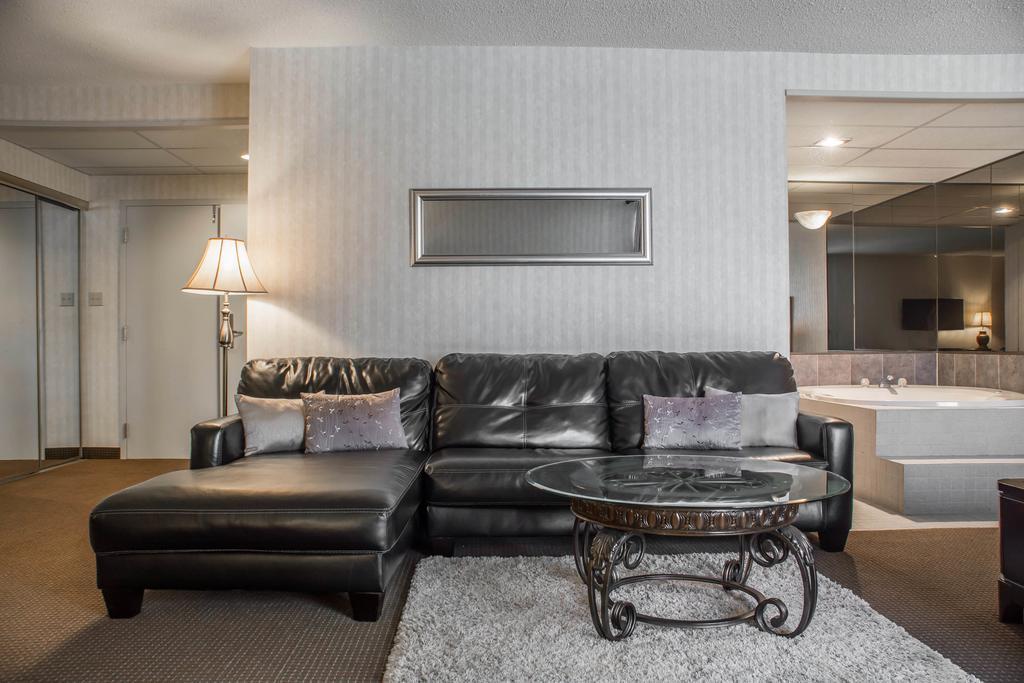 Quality Hotel & Suites Woodstock Bagian luar foto