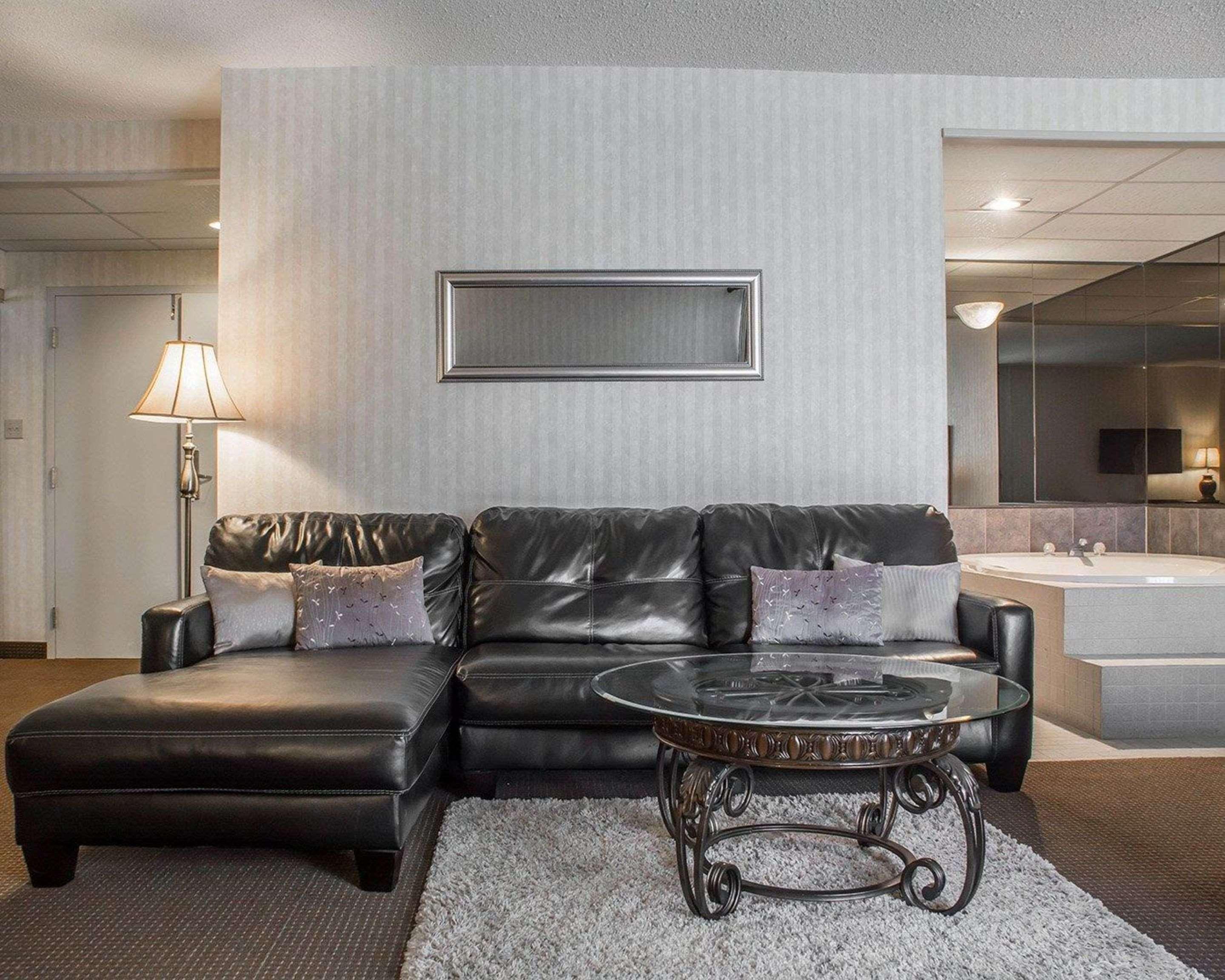 Quality Hotel & Suites Woodstock Bagian luar foto