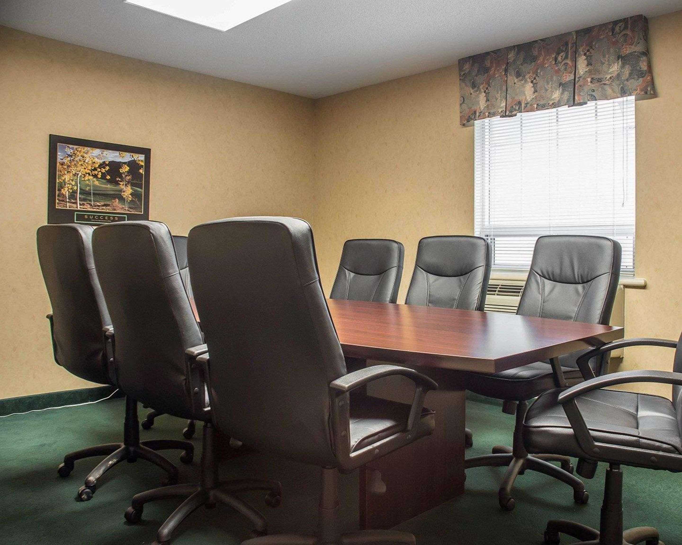 Quality Hotel & Suites Woodstock Bagian luar foto