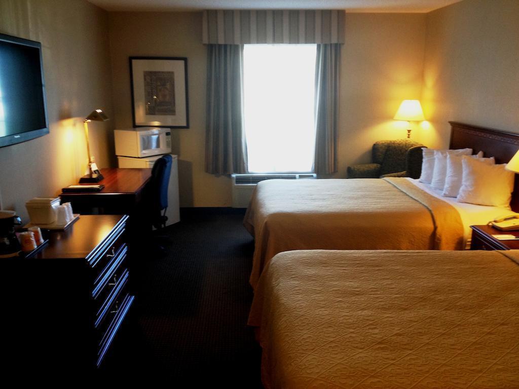 Quality Hotel & Suites Woodstock Bagian luar foto