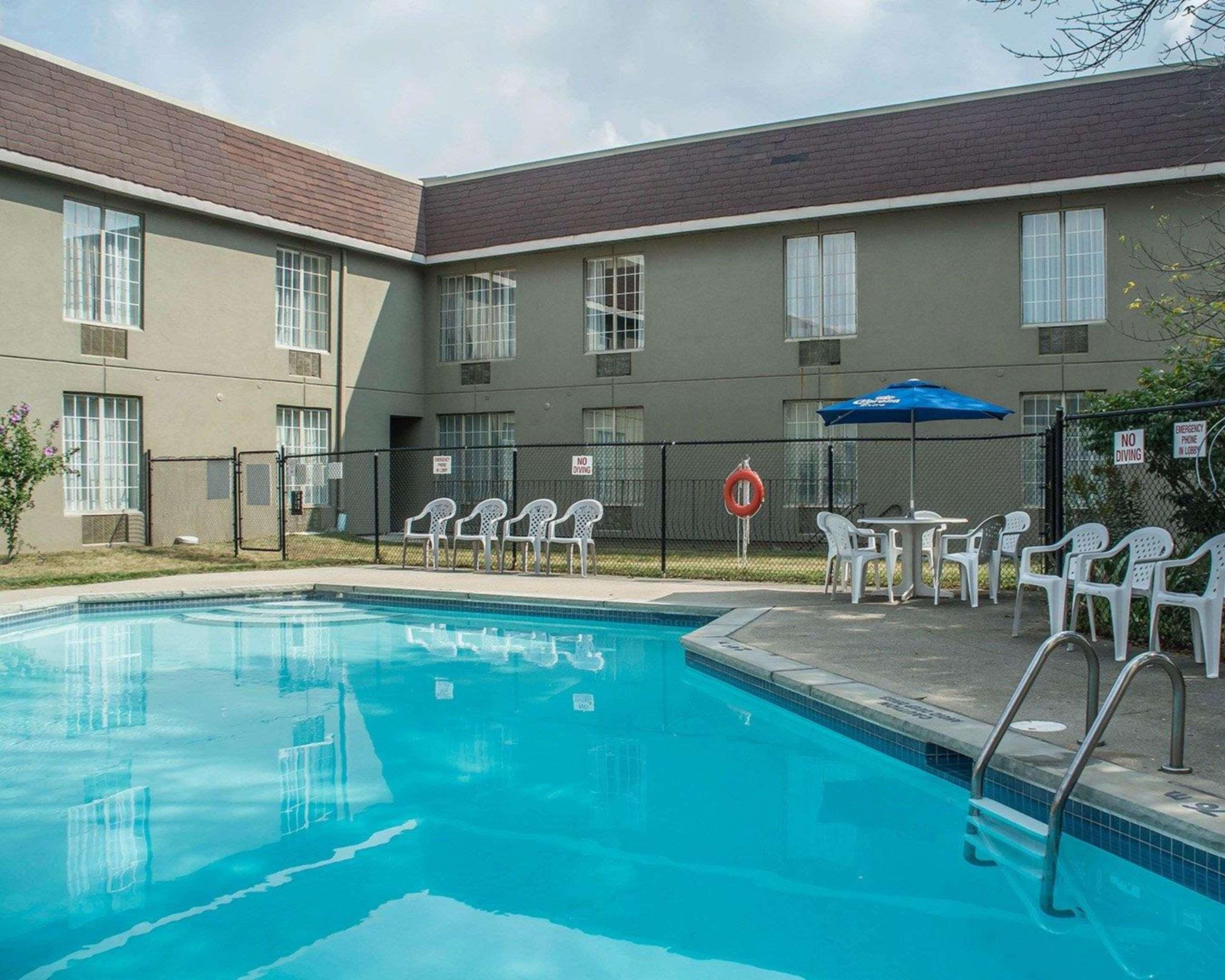 Quality Hotel & Suites Woodstock Bagian luar foto