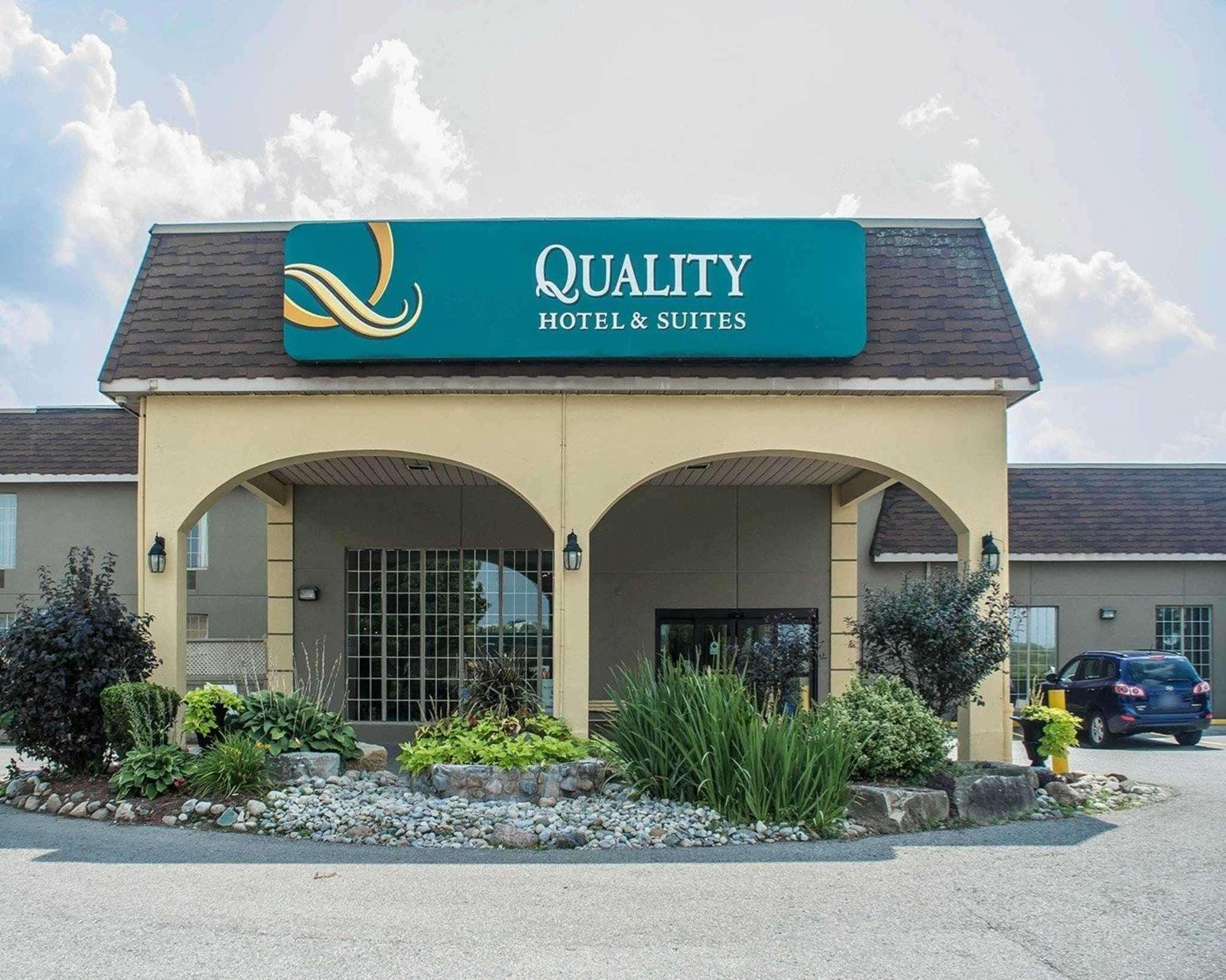 Quality Hotel & Suites Woodstock Bagian luar foto