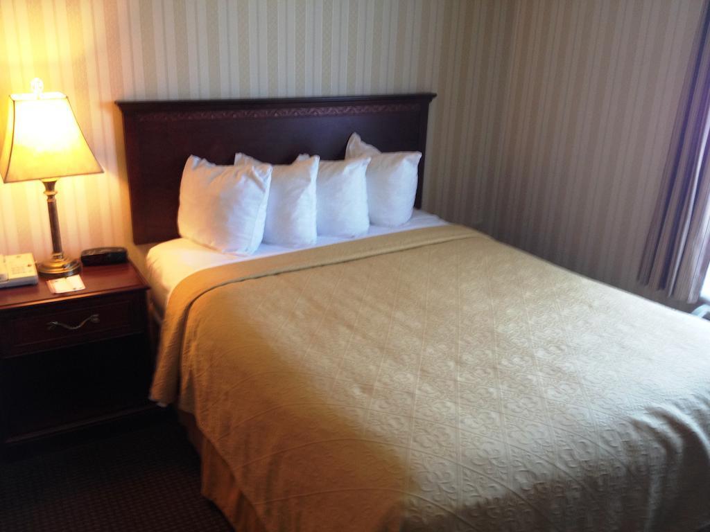 Quality Hotel & Suites Woodstock Bagian luar foto