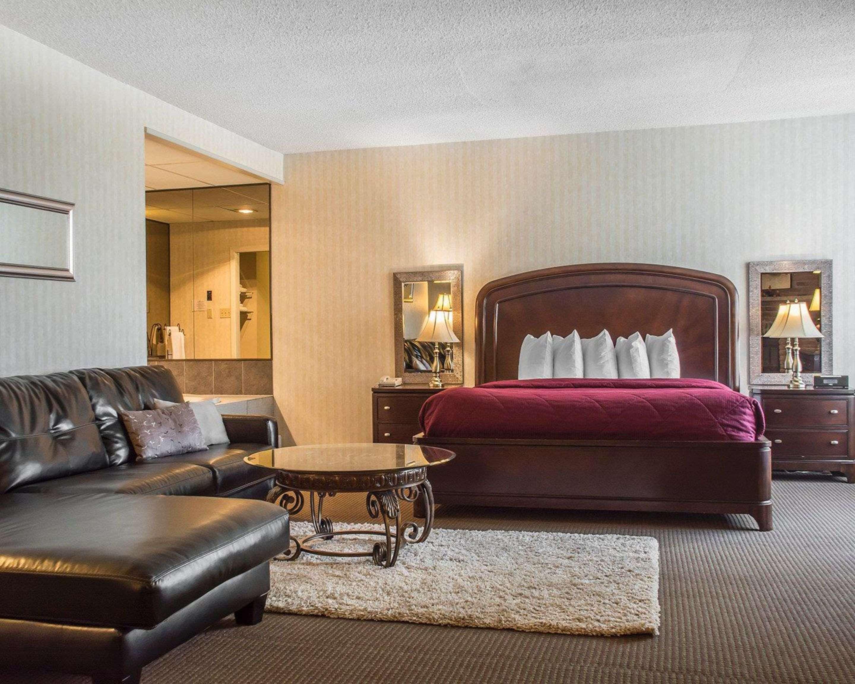 Quality Hotel & Suites Woodstock Bagian luar foto