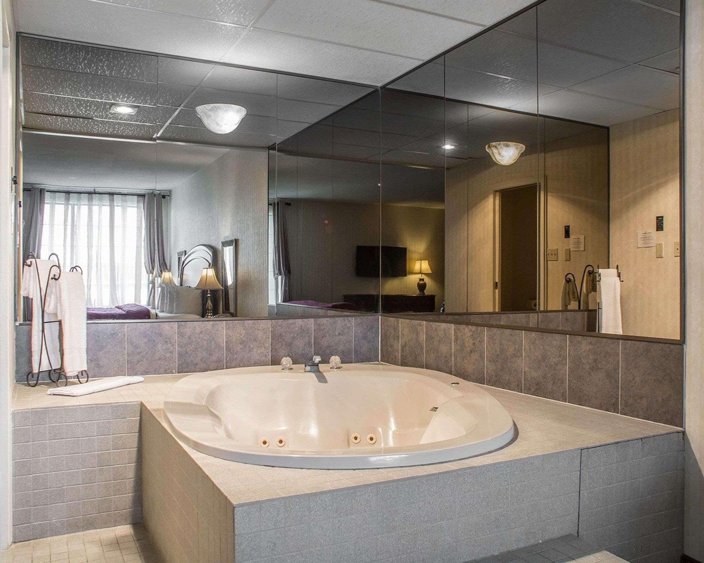 Quality Hotel & Suites Woodstock Bagian luar foto