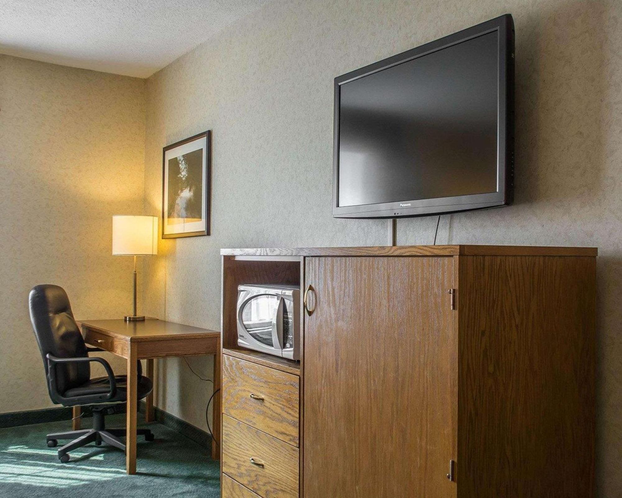 Quality Hotel & Suites Woodstock Bagian luar foto