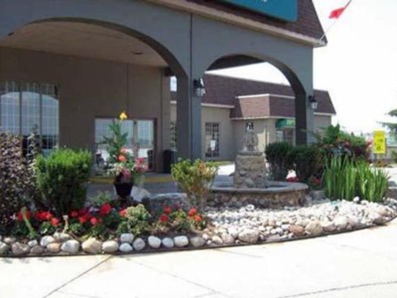 Quality Hotel & Suites Woodstock Bagian luar foto